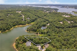 1220R Briarwood Ln, Village of Four Seasons, MO 65049