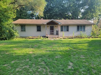 611 W Eastern Ave, McHenry, IL 60051