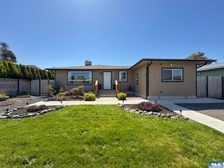 167 W Hammond St, Sequim, WA 98382