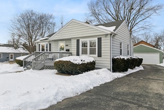234 Woodlawn Dr, Mundelein, IL 60060