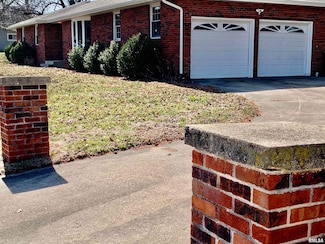 7 Greenbriar Dr, Jacksonville, IL 62650