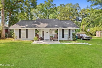 526 E Bond Ave, Wiggins, MS 39577
