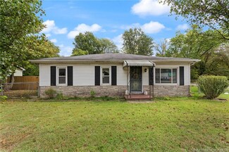 1284 Market St, Charlestown, IN 47111