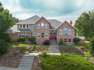 120 Meadow Hills Dr, Richland, WA 99352