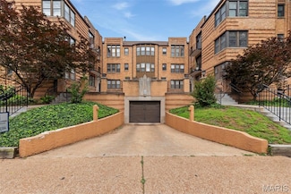 703 Westwood Dr Unit 1B, Saint Louis, MO 63105