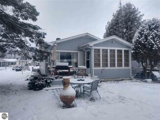 813 S Augres River Dr, Au Gres, MI 48703
