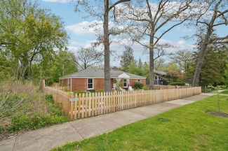 14 E Woodland Rd, Lake Bluff, IL 60044