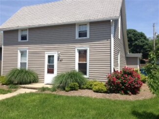 27 W Oxford St, Otterbein, IN 47970
