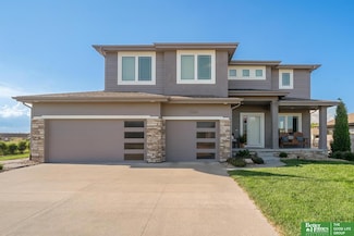 7806 Von St, Papillion, NE 68046