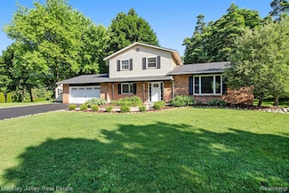1049 Hillcrest Ave, Brighton, MI 48116