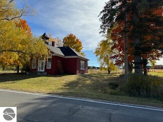 6997 E 44 Rd, Cadillac, MI 49601