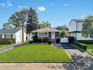 29 Collins Ave, Deer Park, NY 11729