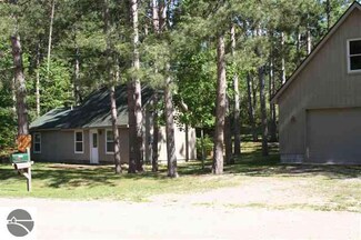 18225 Pine Meadows Dr, Thompsonville, MI 49683