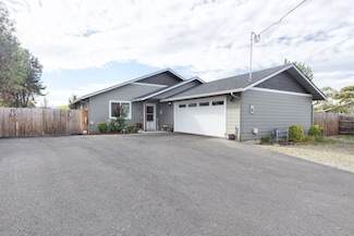 898 Coutant Ln, Grants Pass, OR 97527