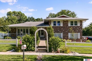 8101 Trendwood Dr, Lincoln, NE 68506