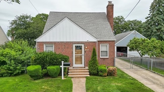 85-23 264th St, Floral Park, NY 11001