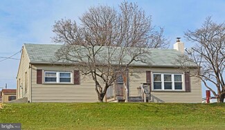 404 S 7th St, Akron, PA 17501