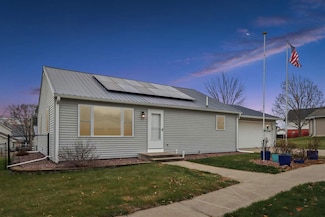 906 4th St, Victor, IA 52347