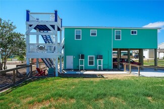 2001 S Doughty St, Rockport, TX 78382