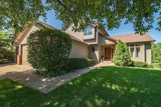 1084 Stein Dr, Waconia, MN 55387