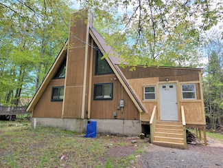 5668 Pembrook Dr, Tobyhanna, PA 18466