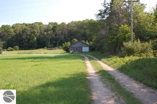 515 W Harbor Hwy, Maple City, MI 49664