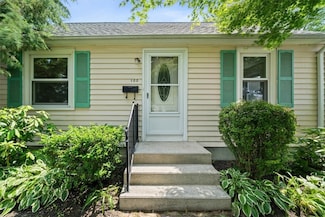 100 Betsey Williams Dr, Warwick, RI 02889