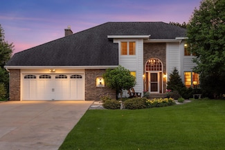 895 Mendakota Ct, Saint Paul, MN 55120