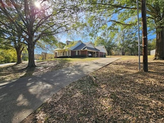 2001 Venture View, Palestine, TX 75803