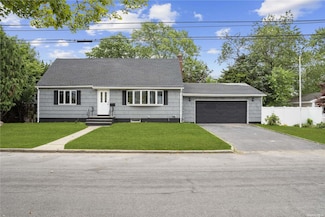 456 Heathcote Rd, Lindenhurst, NY 11757