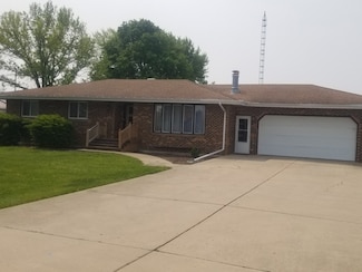 900 Wenzel Rd, Peru, IL 61354