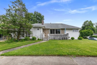11 Webb Hill Rd, Great Neck, NY 11020