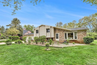 2900 Warner Dr, West Bloomfield, MI 48324