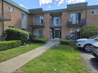 1942 Axtell Dr Unit 8, Troy, MI 48084
