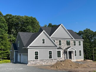 1194 Woodberry Dr, Mountain Top, PA 18707