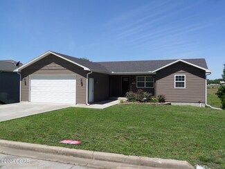1114 Elm Ct, Webb City, MO 64870