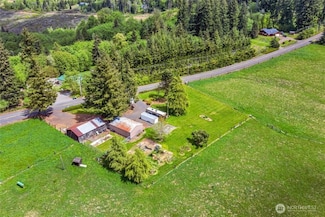 911 Schaffran Rd, Castle Rock, WA 98611