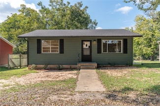 206 N Vine St, Paris, AR 72855