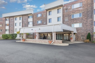 841 N York St Unit 101, Elmhurst, IL 60126