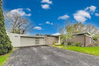 2800 S Briarwood Dr W, Arlington Heights, IL 60005