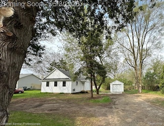 1052 Angle Rd, Lapeer, MI 48446