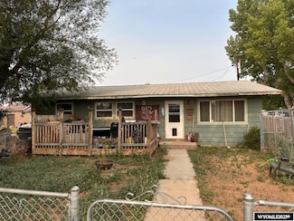 104 NE River St, Saratoga, WY 82331