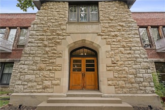 1201 Main St, Parkville, MO 64152