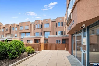 307 Hancock Ct, Edgewater, NJ 07020