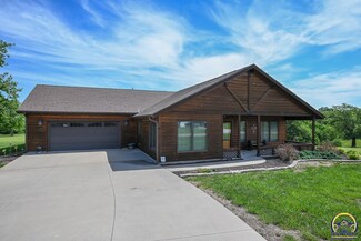 7652 Lake Ridge Pkwy, Ozawkie, KS 66070