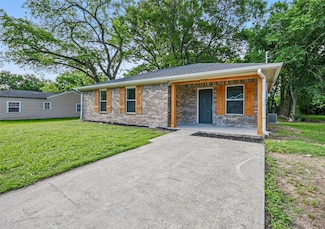 714 E 12th St, Bonham, TX 75418