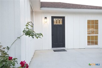 105 Burnet St, Port Lavaca, TX 77979
