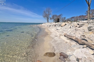 705 E Lakeshore Blvd, Kelleys Island, OH 43438