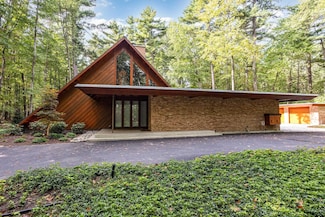 11 Snowfield Ct, Midland, MI 48640