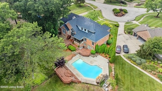 527 Woodlake Dr, Louisville, KY 40245